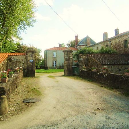 Le Manoir "Aux Douves" Panzió Bazoges-en-Paillers Kültér fotó