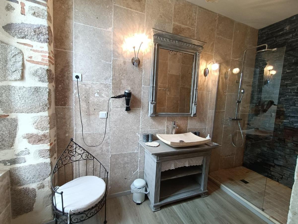 Le Manoir "Aux Douves" Panzió Bazoges-en-Paillers Kültér fotó