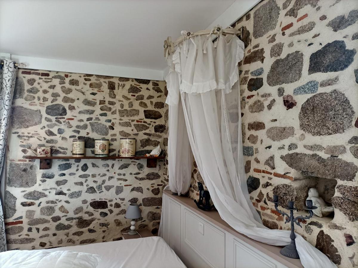 Le Manoir "Aux Douves" Panzió Bazoges-en-Paillers Kültér fotó