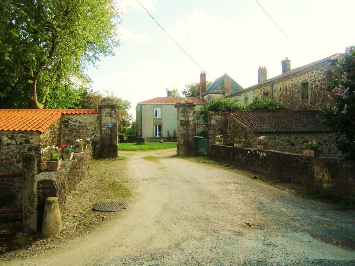 Le Manoir "Aux Douves" Panzió Bazoges-en-Paillers Kültér fotó