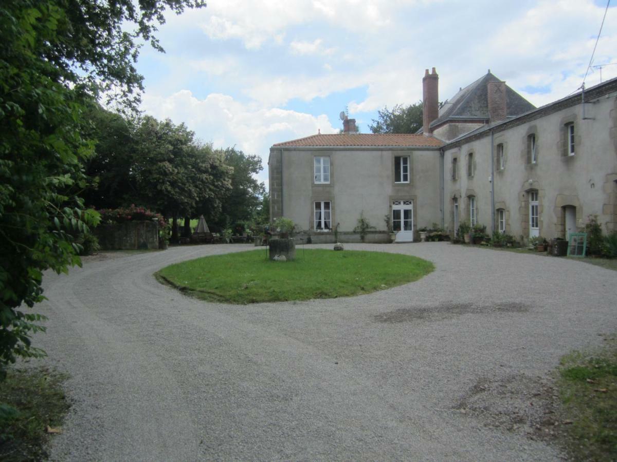 Le Manoir "Aux Douves" Panzió Bazoges-en-Paillers Kültér fotó