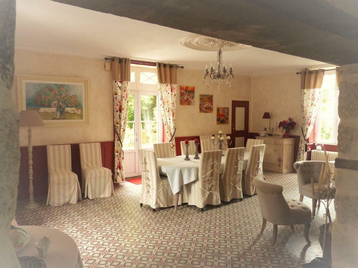 Le Manoir "Aux Douves" Panzió Bazoges-en-Paillers Kültér fotó