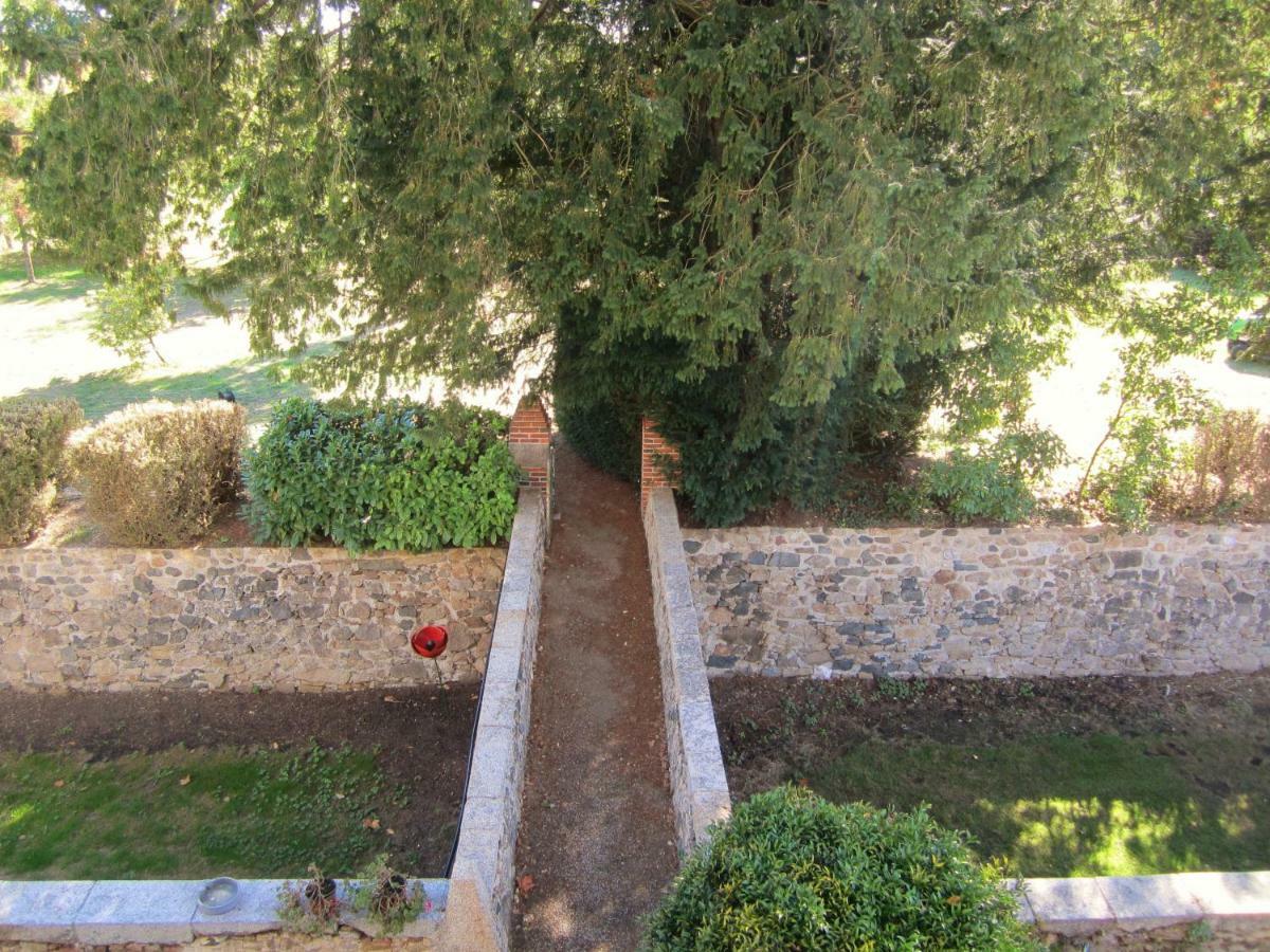 Le Manoir "Aux Douves" Panzió Bazoges-en-Paillers Kültér fotó